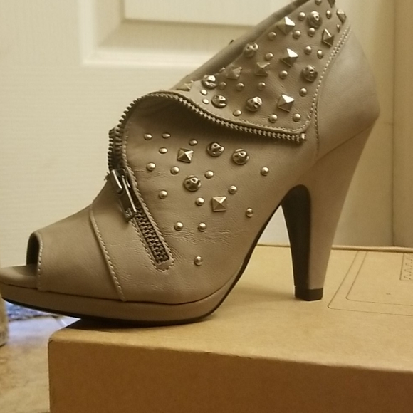 BKE SOLES! GREY BOOTIES, - Picture 7 of 11